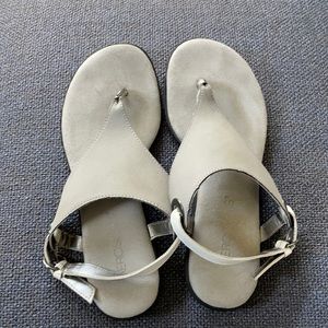 Aerosoles thong sandals